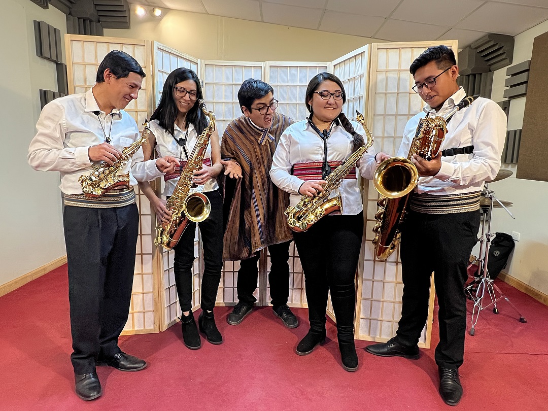 8 Los cuatro cholos del saxo