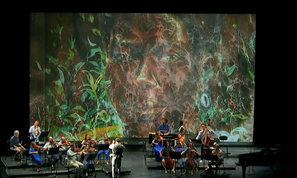 La artista brasileira Ligiana Costa, estrenó como directora escénica la obra “Marias do Brasil: as vozes de Lapinha e Aparecida” en el Théâtre du Châtelet de París